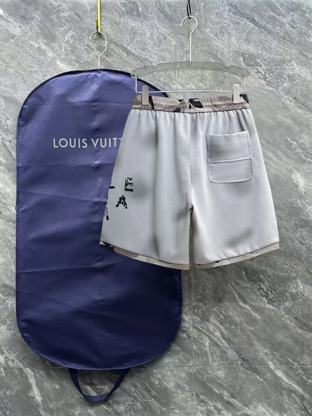 Balenciaga's three-standard complete 2026 summer New Arrival men's casual shorts, advanced custom-made Breathable fabric, Breathable fabric, extremely stretchy and comfortable, impeccable details, top-grade accessories, original logo design concept, delicate and soft feel! The upper body fit is awesome! Size: M-XXXL Please state your height and weight when ordering